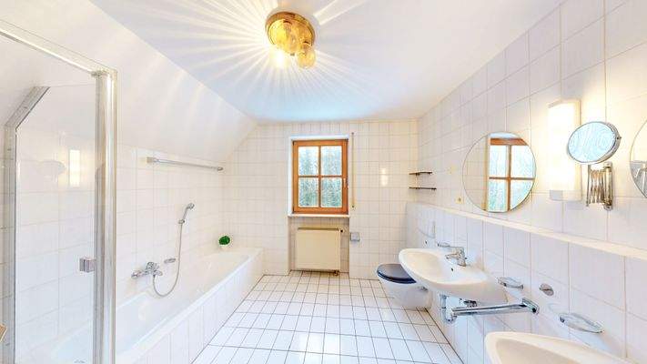 Badezimmer mit Dusche und Wanne DG