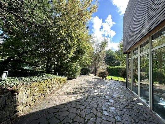 Naturstein-Terrasse mit elegantem Gartendesign