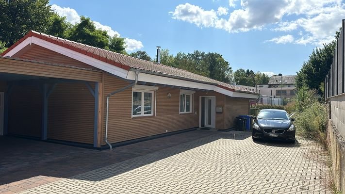 Eingangsbereich mit grossem Carport