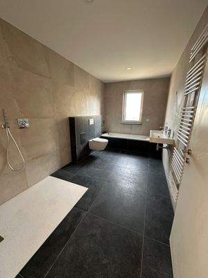 Badezimmer mit Badewanne und Dusche