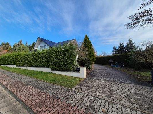 Straßenansicht mit Einfahrt