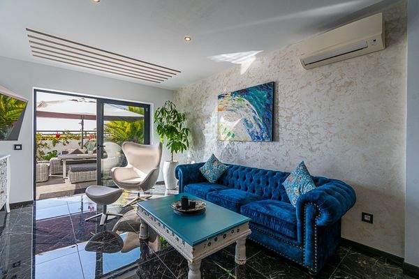 Der Wohnbereich grenzt direkt an die grosse Terrasse