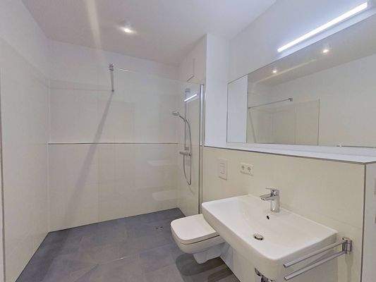 Ansicht I: Modernes Duschbad mit Walk-In Dusche