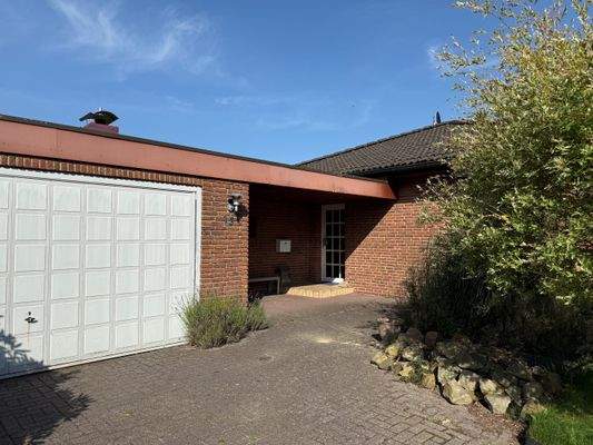 Hauseigang und Garage