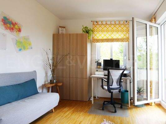 Zimmer mit Zugang zum kleinen Balkon.jpg