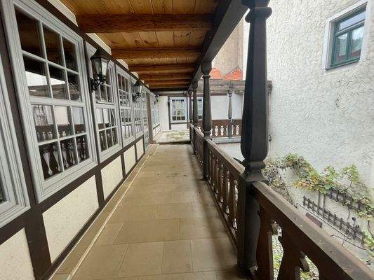 umlaufender Balkon zur Terrasse.jpeg