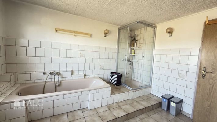 Bad mit Wanne und Dusche 