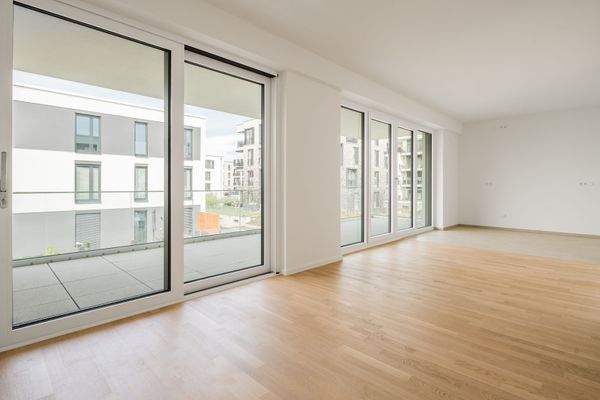 Großzügiges Wohnzimmer mit offener Küche