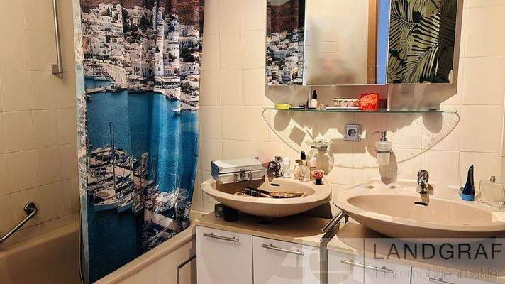 Bad mit Badewanne und Dusche 