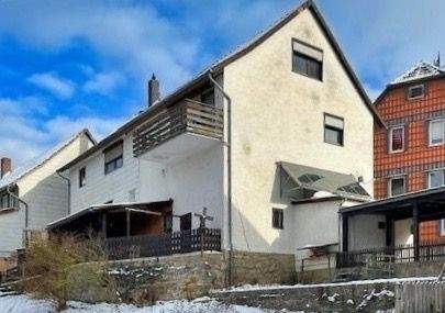 Giebelansicht mit Doppelcarport