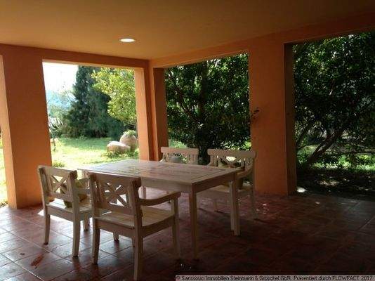 überdachte Terrasse