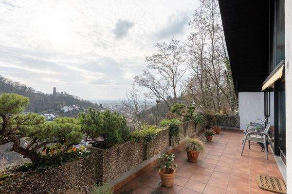 Großzügiger Balkon und Außenbereich.jpg