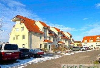 Hausansicht mit PKW Stellplätzen