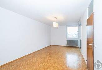 Wohnzimmer mit Zugang zur Loggia