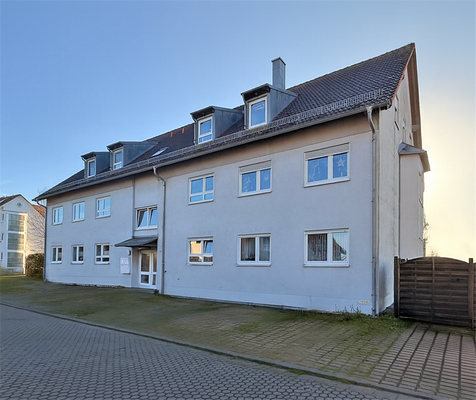 Hausansicht Stellplätze