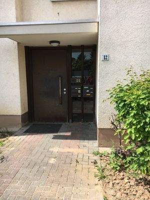 Hauseingang des mehrstöckigen Wohnhauses