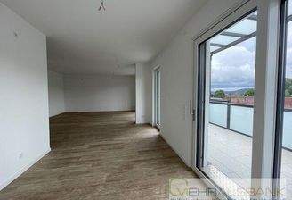 Wohnzimmer mit offener Küche