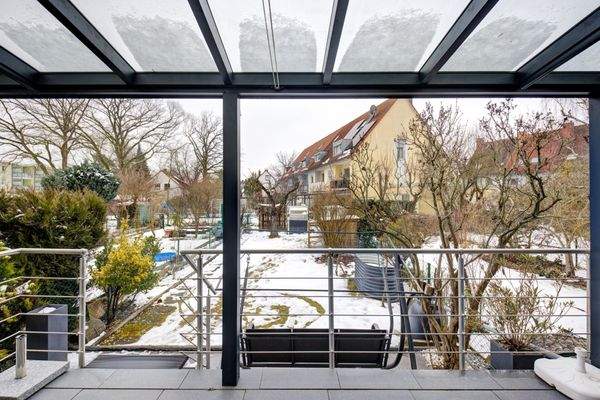 Große überdachte Terrasse