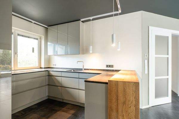 offene Küche mit Einbauküche