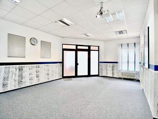 Heller Büroraum mit Projektor