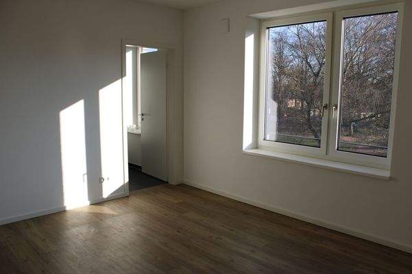 Schlafzimmer mit Zugang zum Bad en Suite (3)