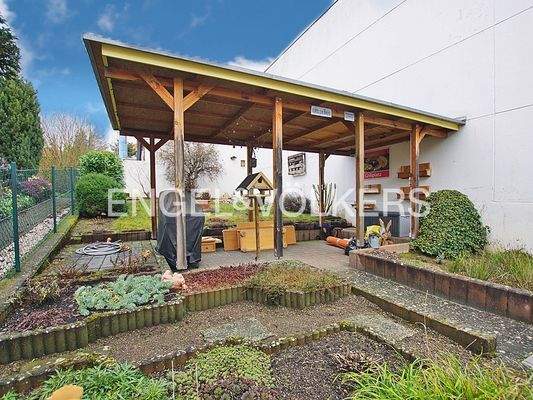 Gartenbereich mit überdachter Sitzecke