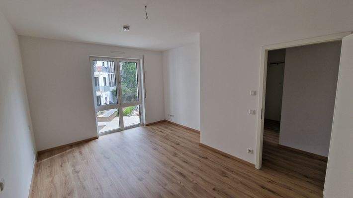 Helles Zimmer mit Holzboden