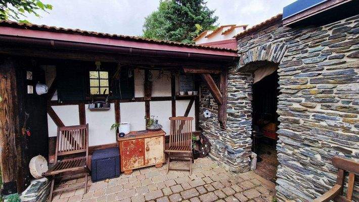 Urige Sitzecke mit Eingang zum Schuppen