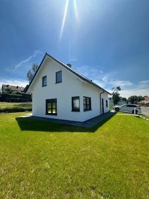 Neubau Einfamilienhaus mit großer Dachterrasse/Terrasse und Garten