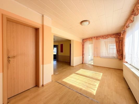 Wohn- und Esszimmer mit angrenzender Terrasse
