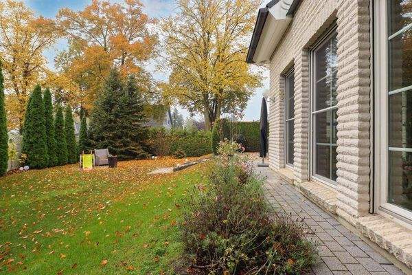 Seitlich mit Blick in den Garten