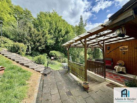 Eingangsbereich mit Terrasse oben