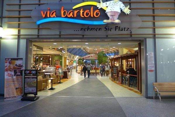 mit ca. 160 Geschäften,