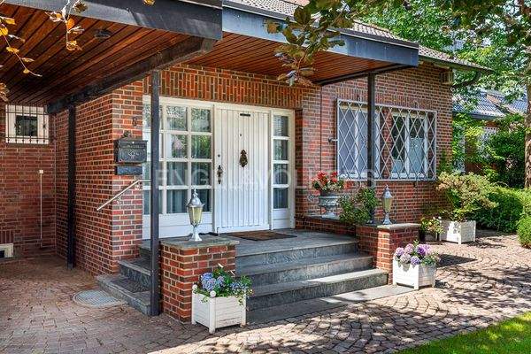 repräsentativer, überdachter Eingangsbereich