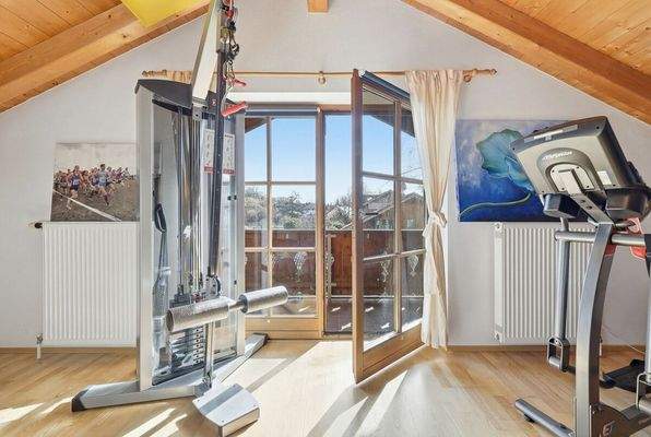 Große Glasflächen bieten eine offene Raumatmosphäre