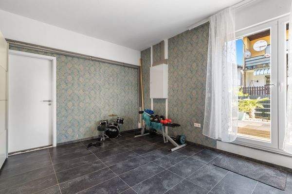 Hobbyraum mit Zugang zum Garten