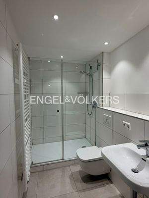 Modernes Bad im unteren Geschoss