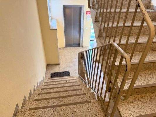 gepflegtes Treppenhaus mit Aufzug