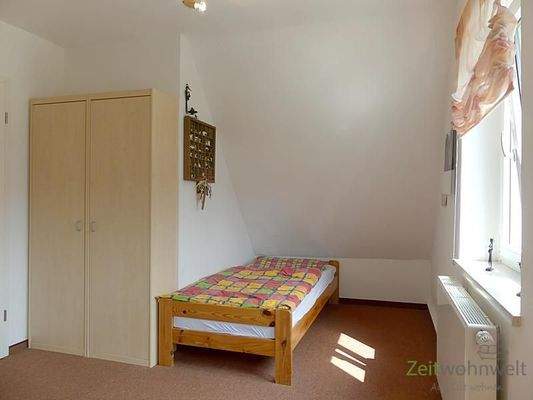 Gästebett und Kleiderschrank im Schlafzimmer