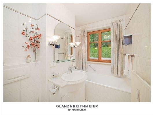 Tageslichtbad mit Badewanne 