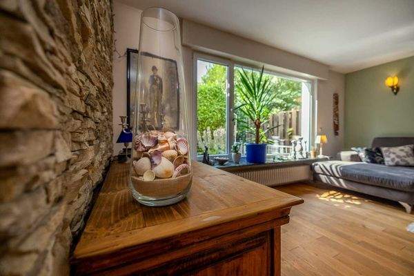 Wonzimmer mit Blick ins Grüne und auf den Pool