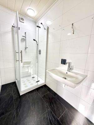 Badezimmer mit Dusche