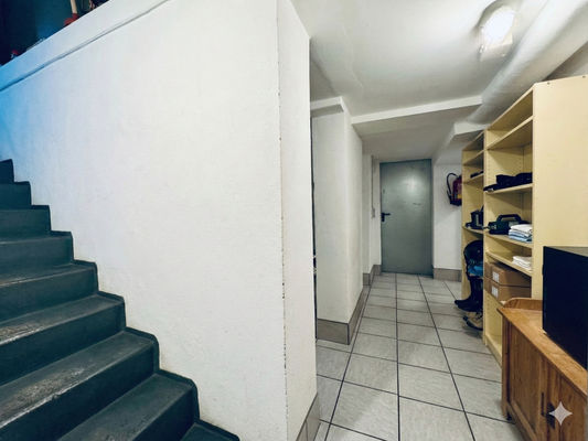 UG Flur und Treppenaufgang