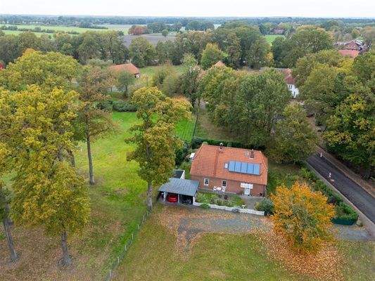 Luftbild mit Dorfstraße 
