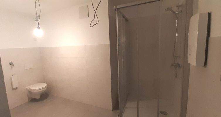 Bad mit Dusche und WC