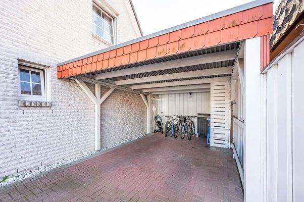Carport mit Schuppen