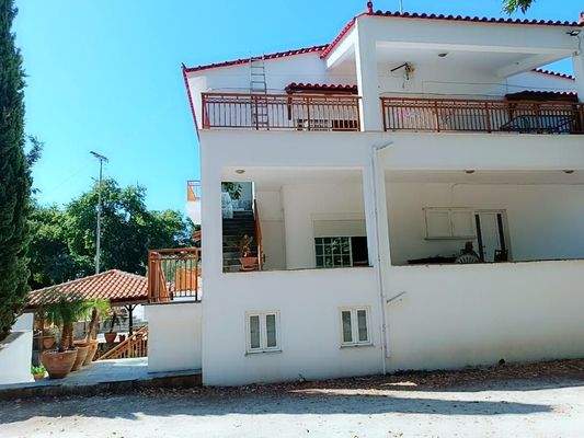 Kreta, Vryses: Wohngebäude mit Pool und Bergblick zu verkaufen – Ideale Investition im Apokoronas!