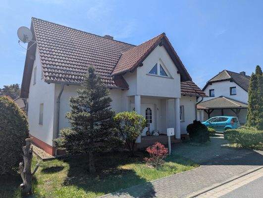 Ansicht des Wohnhauses mit Vorgarten (Nord-Ost)