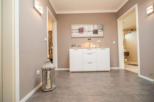 Harmonisch fügt sich der Flur auf der Halbetage ein