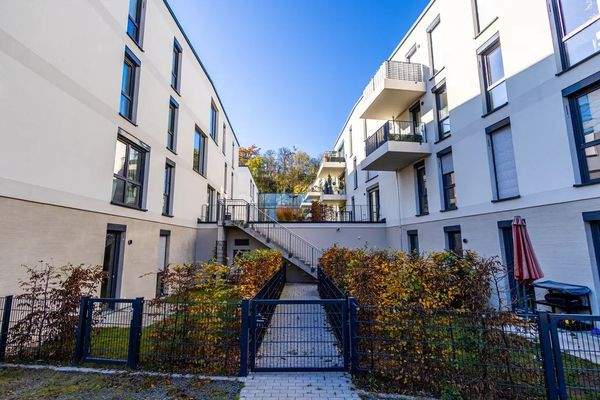 Innenhof mit Treppenaufgang.jpg